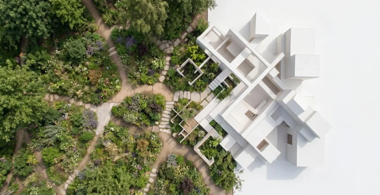 Vue aérienne montrant un jardin luxuriant se transformant progressivement en plans d'architecte