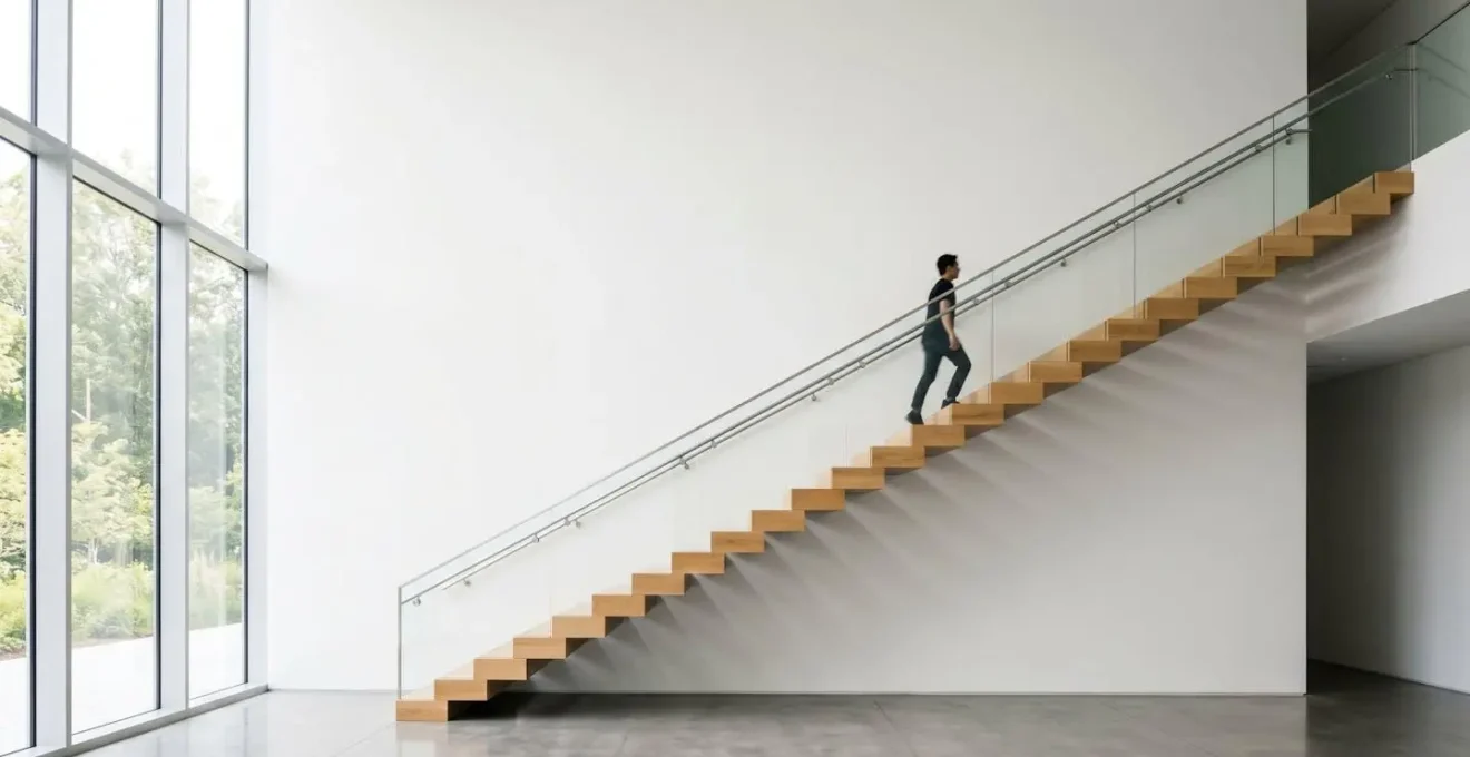 Escalier moderne symbolisant la progression par étapes dans la formation