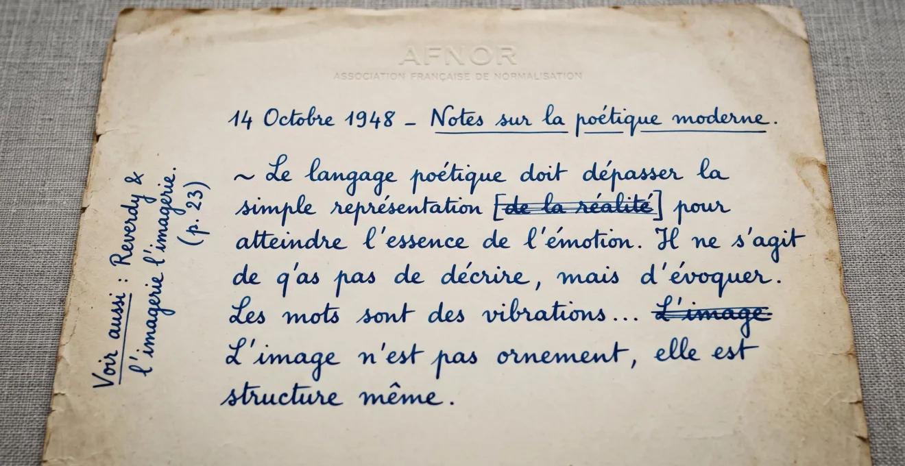 Gros plan d'un feuillet manuscrit original de Boris Vian montrant une écriture à l'encre bleue avec ratures barrées et annotation marginale, sur papier vieilli à en-tête AFNOR.